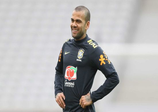Lesão de Daniel Alves não deve tirá-lo de convocação para a Copa