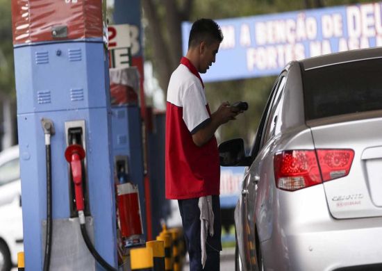 Política de preços da gasolina é perversa, dizem donos de postos