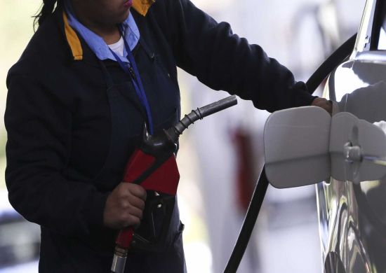Em meio a protestos, Petrobras anuncia corte no preço da gasolina