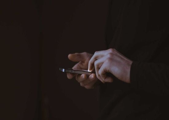 Mãe acha imagens das filhas sendo abusadas no celular do marido