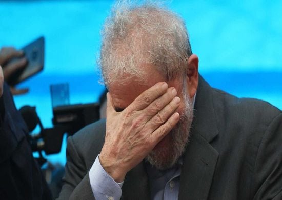 Com decisão judicial, Temer retira benefícios de Lula