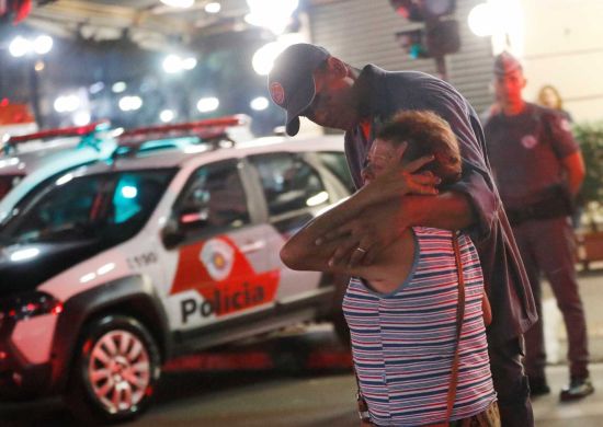SP: prédio desaba após incêndio e deixa um morto; veja fotos