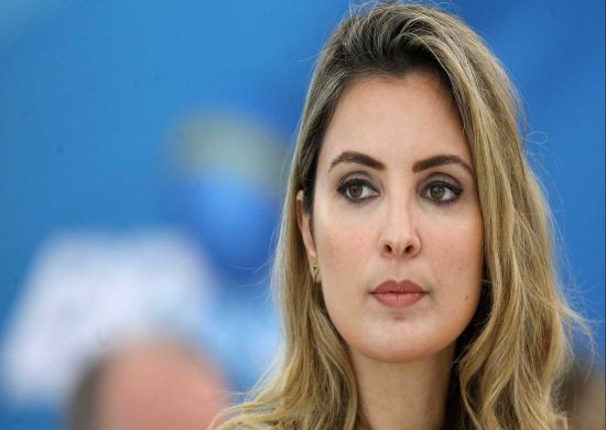Marcela Temer se joga em lago para salvar cão de Michelzinho