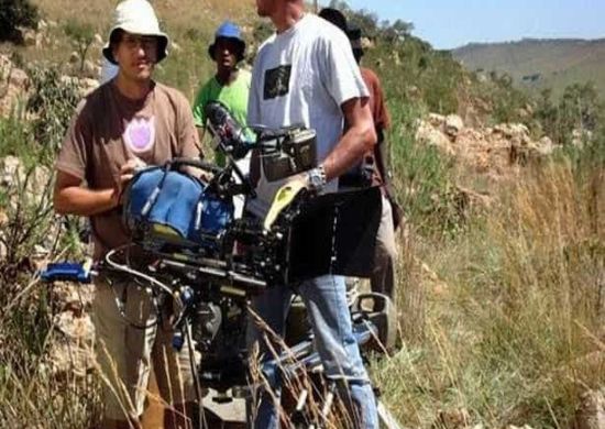Cineasta é atacado por girafa em set e morre
