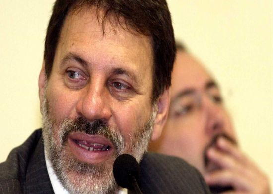 Ex-tesoureiro do PT Delúbio Soares se entrega à PF em São Paulo
