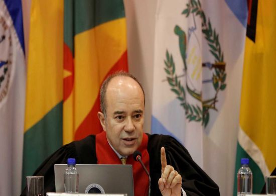 Ex-juiz acusado de assédio sexual apresenta atestado e adia depoimento