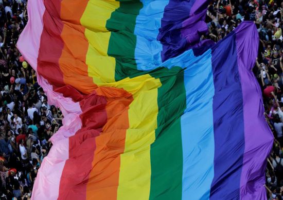 Com tradução em libras e balé de cadeirante, Parada Gay foca inclusão