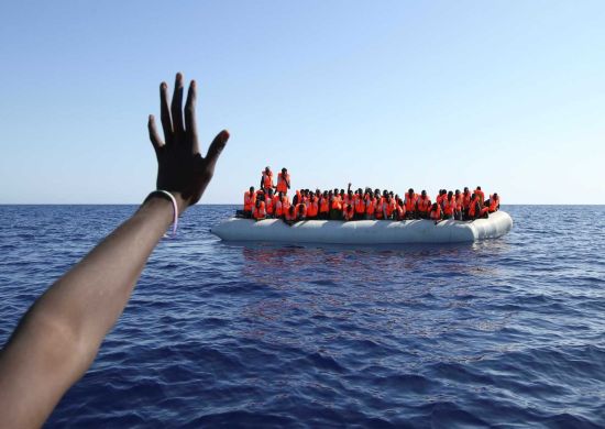 Bebê nasce em barco de imigrantes e ganha o nome de Miracle