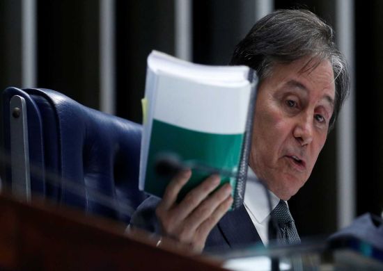 Eunício convoca sessão extraordinária para votar projeto sobre fretes
