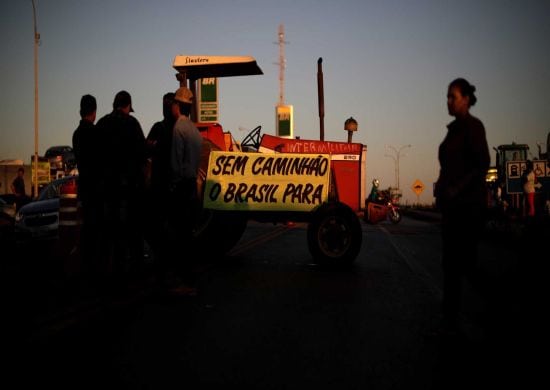 Estradas têm protestos de caminhoneiros nesta terça