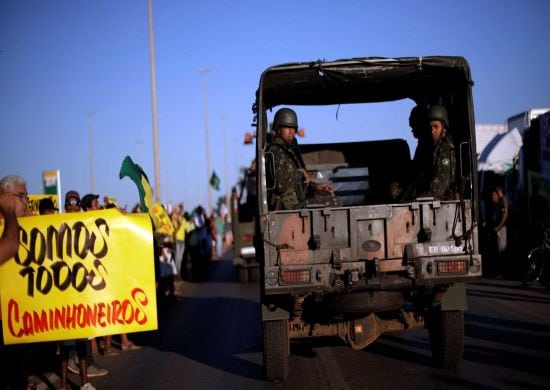 Após chegada do Exército caminhoneiros deixam Dutra e Regis