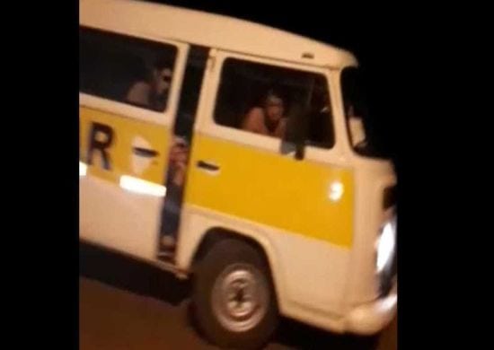 Motorista de van escolar é flagrado dirigindo pelado no interior de SP