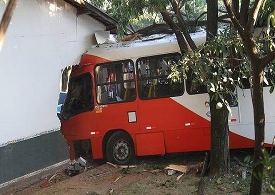 Ônibus desgovernado invade creche no interior de SP
