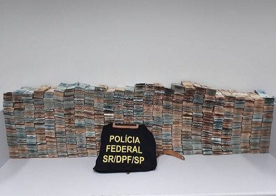 PF exibe dinheiro de desvios apreendido na Operação Prato Feito