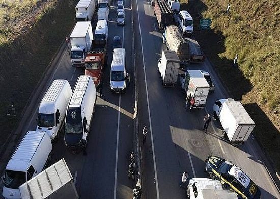 Protestos de caminhoneiros bloqueiam estradas de 15 Estados