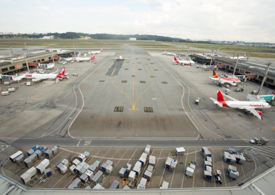 Mulher é presa após perder voo, invadir pista e forçar avião a parar no aeroporto de Guarulhos