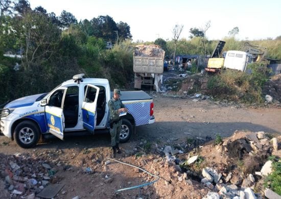 Prefeitura apreende caminhão por transporte irregular de entulho