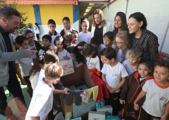 Escola doa produtos de bebê para campanha “Cabide Solidário” da Prefeitura
