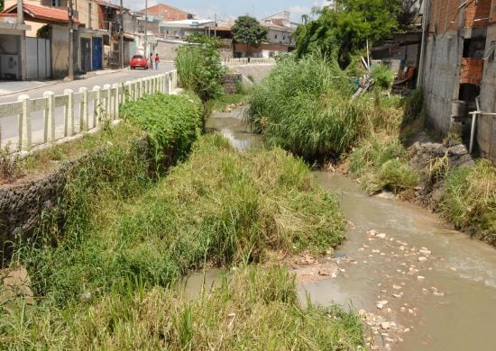 Defesa Civil vistoria córrego do bairro Santa Edwirges