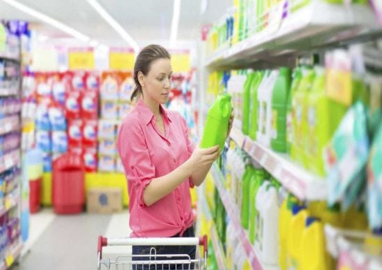 Anvisa suspende fabricação e venda de 58 produtos de limpeza