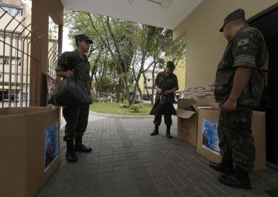 Tiro de Guerra recebe doações no Cecap para a Campanha do Agasalho