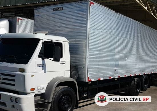 Trio é surpreendido com caminhões roubados em Guarulhos