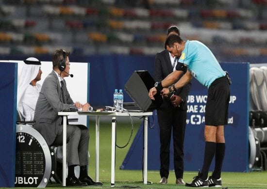 ‘Árbitro de vídeo não vai apitar jogo’, diz chefe de arbitragem da Fifa