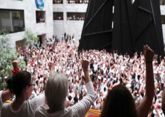 Atriz e outras 600 mulheres são presas por ato pelos imigrantes