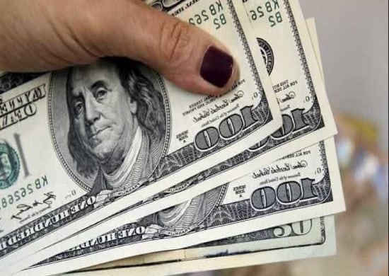 Dólar abre em alta de 0,96% nesta terça