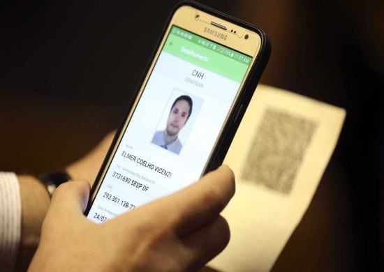 Viajante pode usar documento digital para voo no Brasil