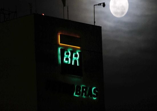 Ações da Petrobras caem e estatal perde R$ 40 bi em valor de mercado