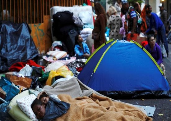 Mulher dá à luz e bebê morre em acampamento de sem-teto no largo do Paissandú