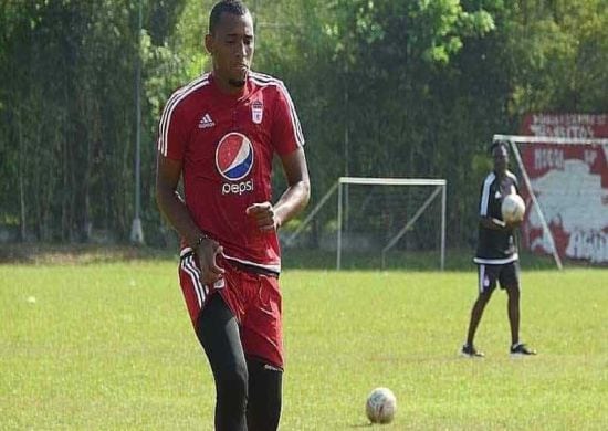 Homem invade festa de jogadores e mata atacante na Colômbia
