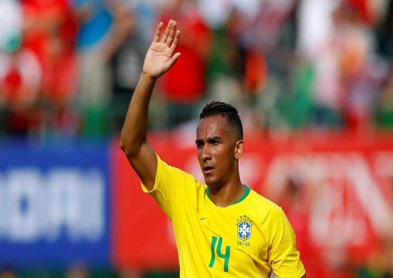 Danilo é cortado de partida contra a Costa Rica; Fagner será titular