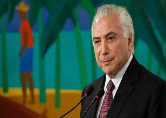Temer cede a caminhoneiros e revoga nova tabela do frete