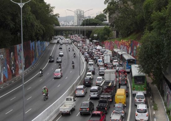 CET testa instalar câmera em viaturas para multar motoristas