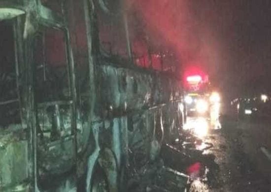 Ônibus com 41 passageiros pega fogo durante viagem de SP a Minas