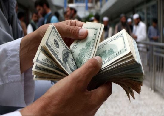 Dólar recua para R$ 3,72 e fecha semana em queda