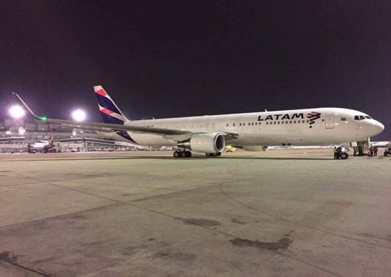 Mulher faz escândalo em avião e é retirada da aeronave em Guarulhos