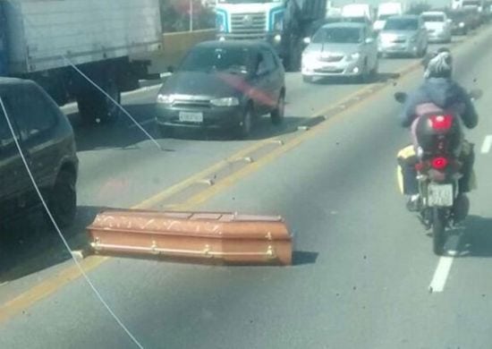 Caixão cai de carro funerário em viaduto na Penha
