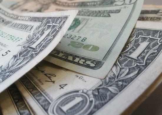 Dólar fecha semana em queda, a R$ 3,851