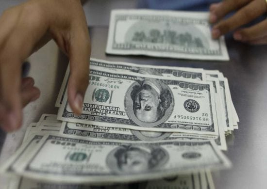 Dólar sobe mais de 2% e se reaproxima dos R$ 3,90