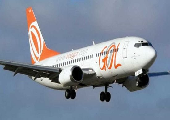 Manobra de voo brusca fere comissários de bordo em aeronave