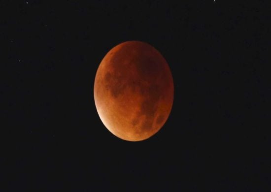 Por que o eclipse de sexta vai deixar a Lua vermelha? Entenda aqui