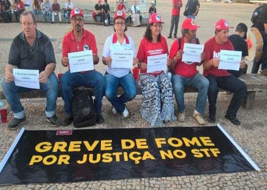 Em greve de fome, petistas fazem ato no STF pela soltura de Lula