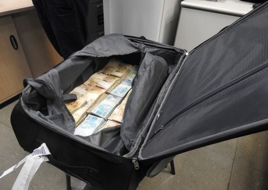 PF apreende R$ 860 mil em mala no aeroporto de Guarulhos
