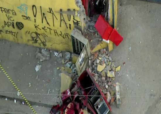 Criminosos explodem caixas eletrônicos em supermercado de Guarulhos