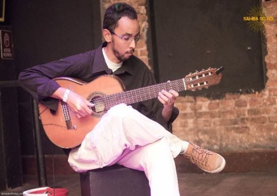 Teatro Padre Bento recebe Banda Som do Mar com voz e violão