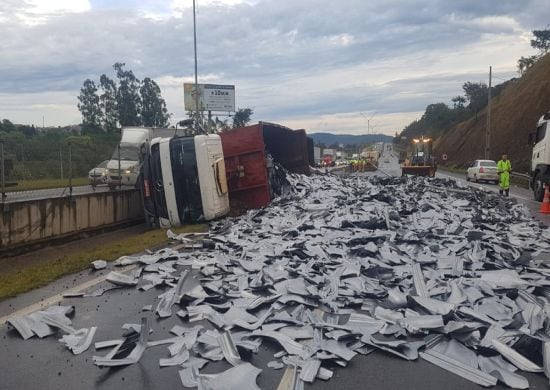 Caminhão tomba e espalha sucata na Fernão Dias