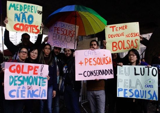 Bolsas de estudos da Capes não serão suspensas, garante MEC